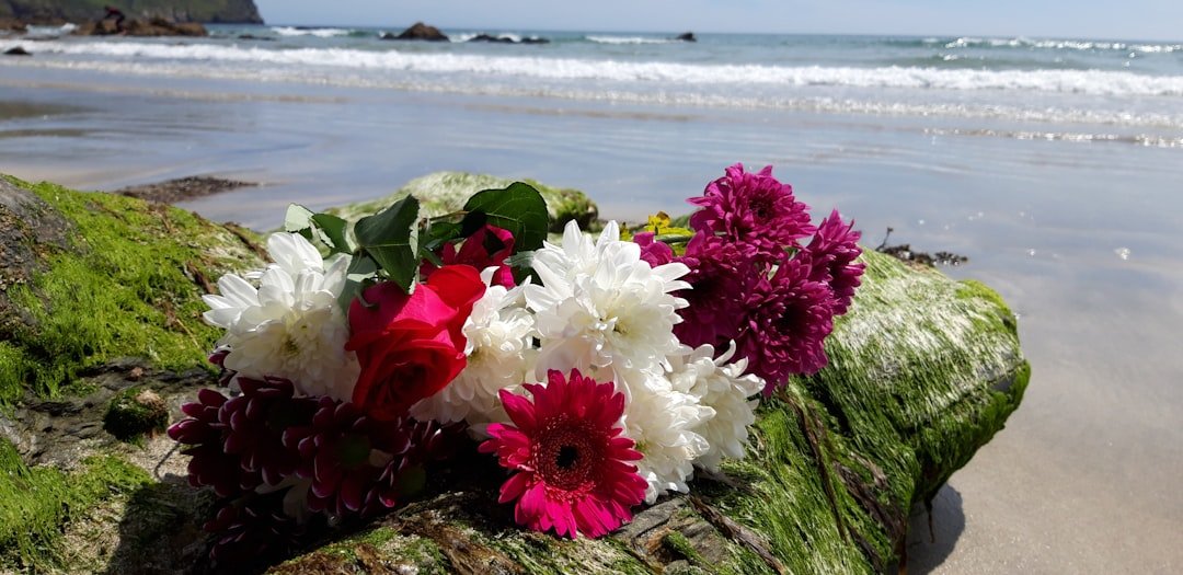 Elegant flowers on stone: Farewell messages guide